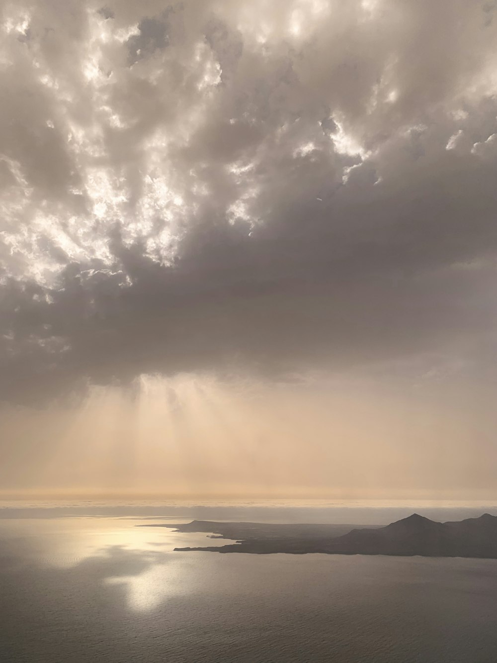 Cuerpo de agua bajo el cielo nublado durante el día