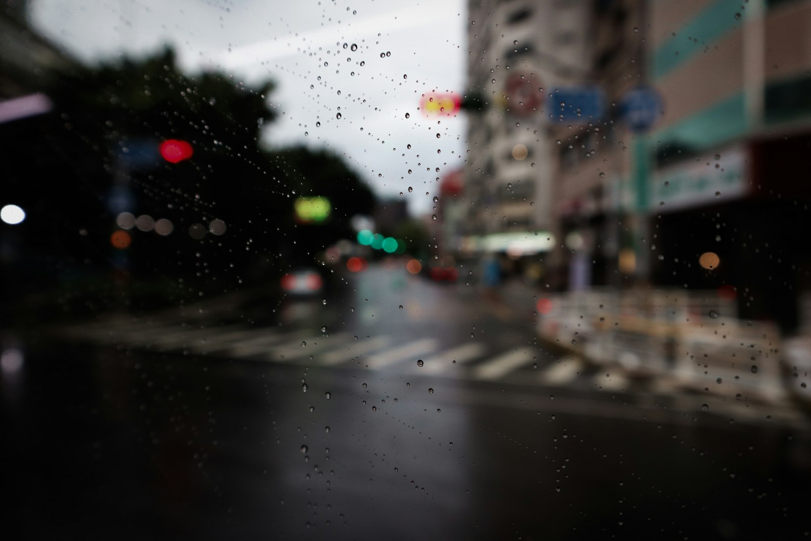 Canon EOS M6 Mark II sample photo. Water droplets on glass photography