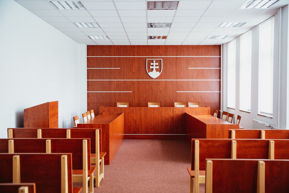 une pièce remplie de bureaux et de chaises en bois