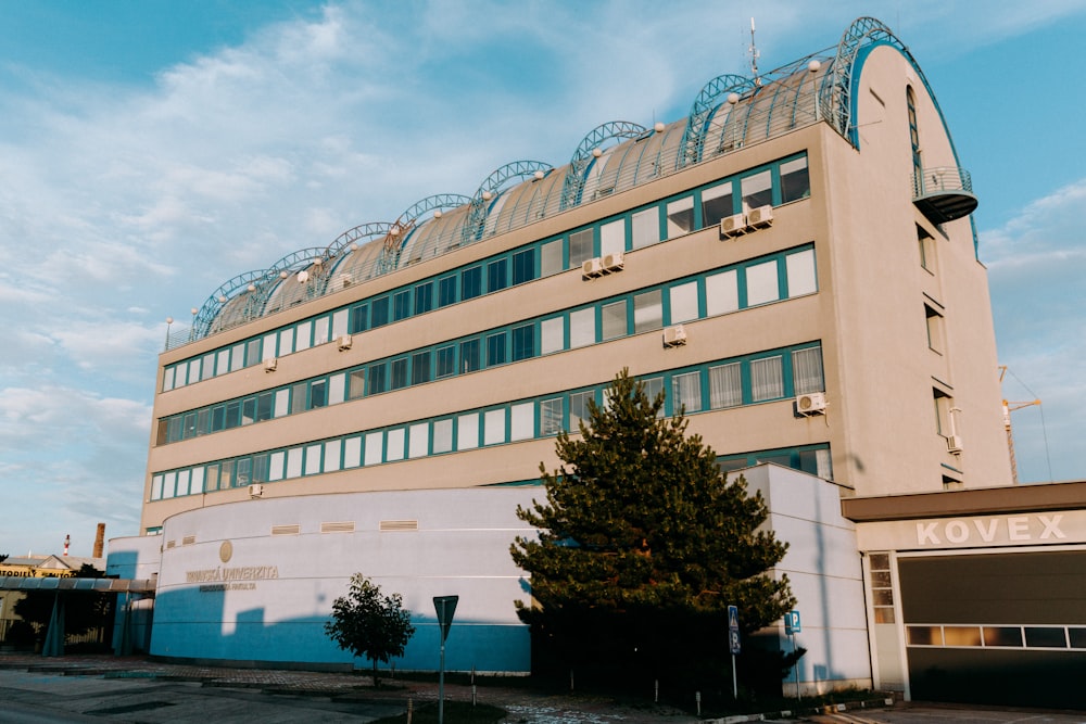 edifício de concreto branco durante o dia