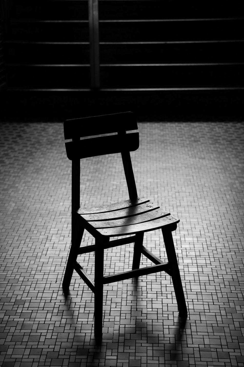 sedia in legno nero su tessuto grigio