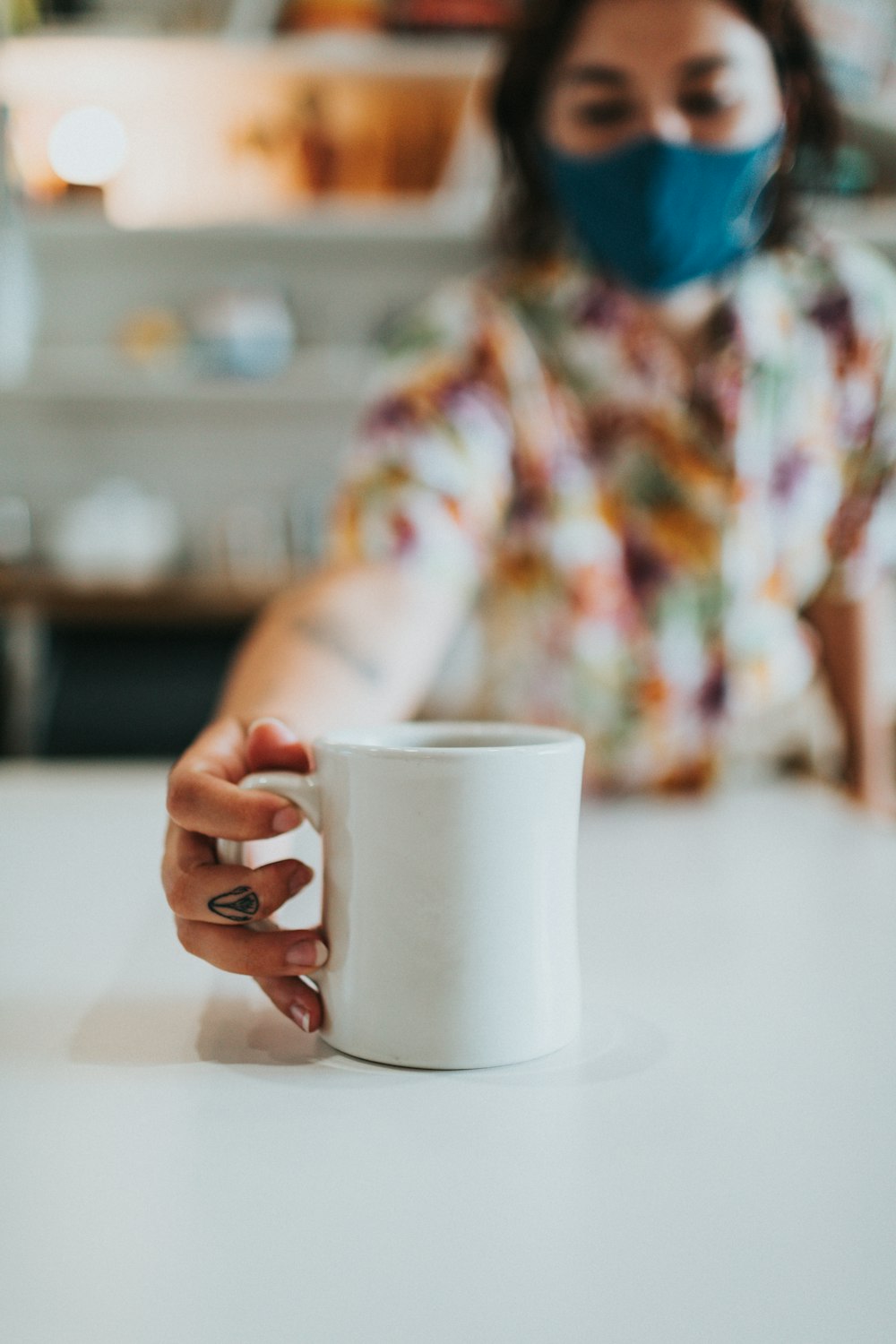 白い陶器のマグカップを持つ人の写真 Unsplashで見つけるコーヒーカップの無料写真