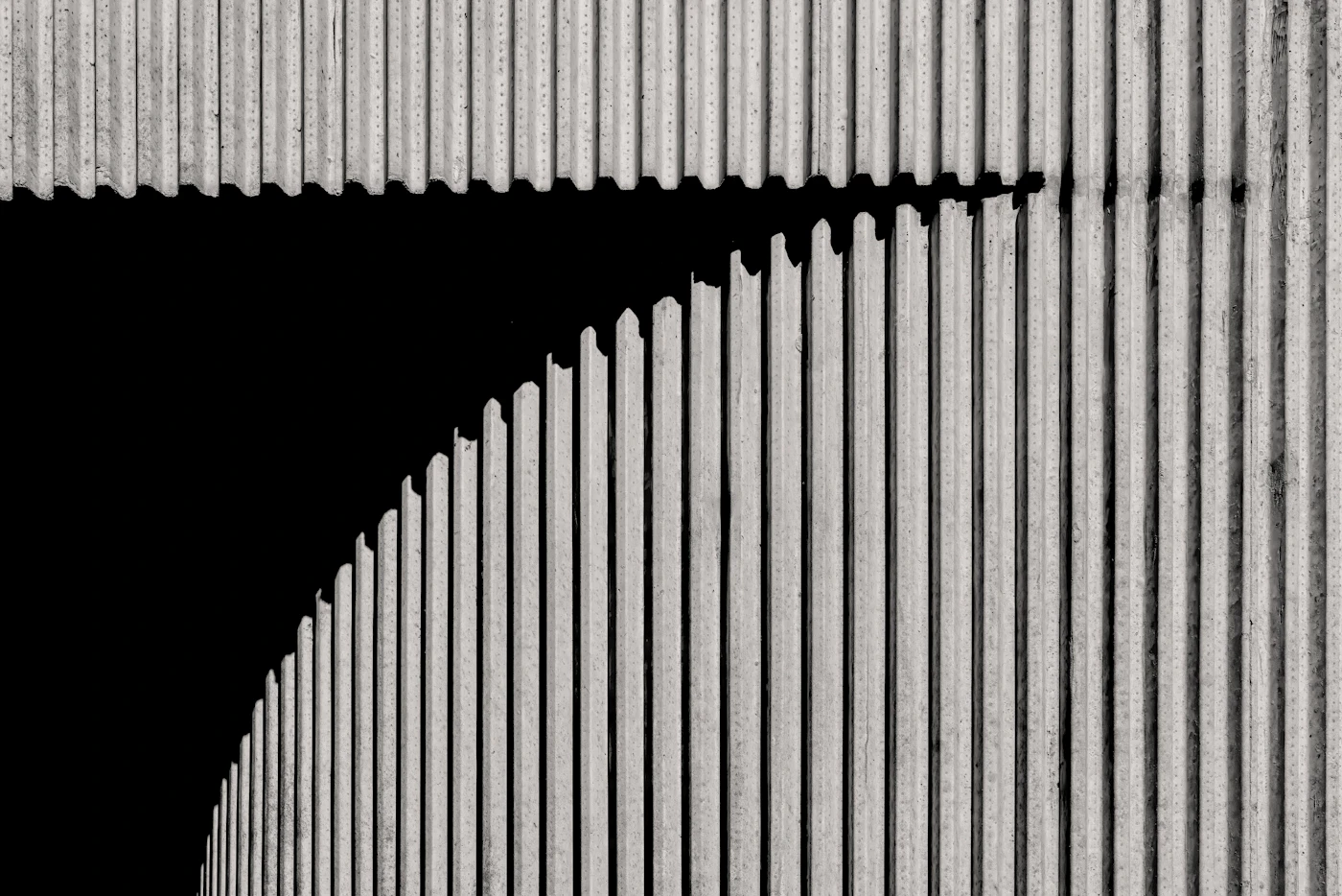 Líneas de luz y sombra en blanco y negro sobre una pared