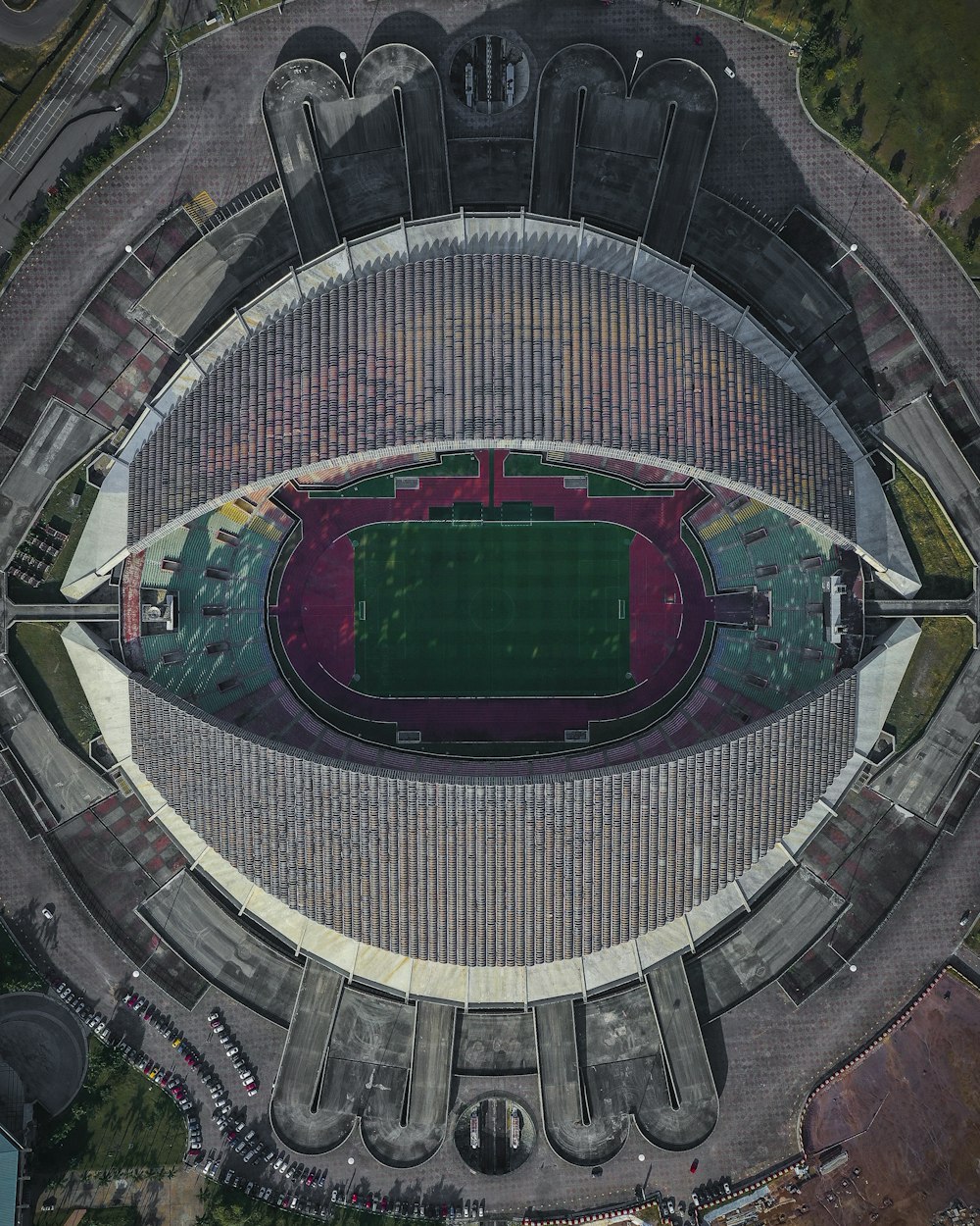 日中のスタジアムの空中写真