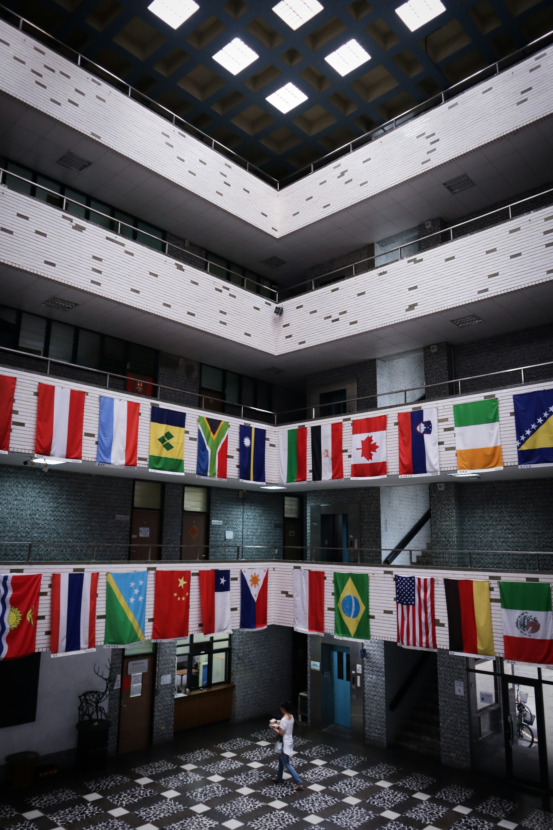 gray computer monitor