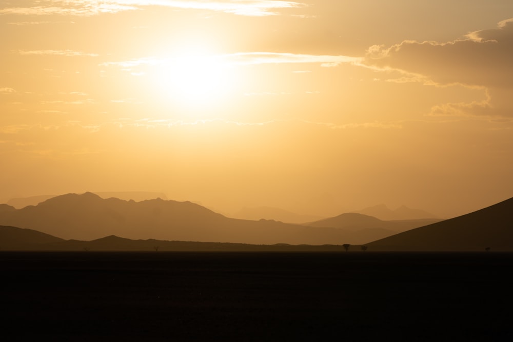 Silueta de montañas durante la puesta del sol