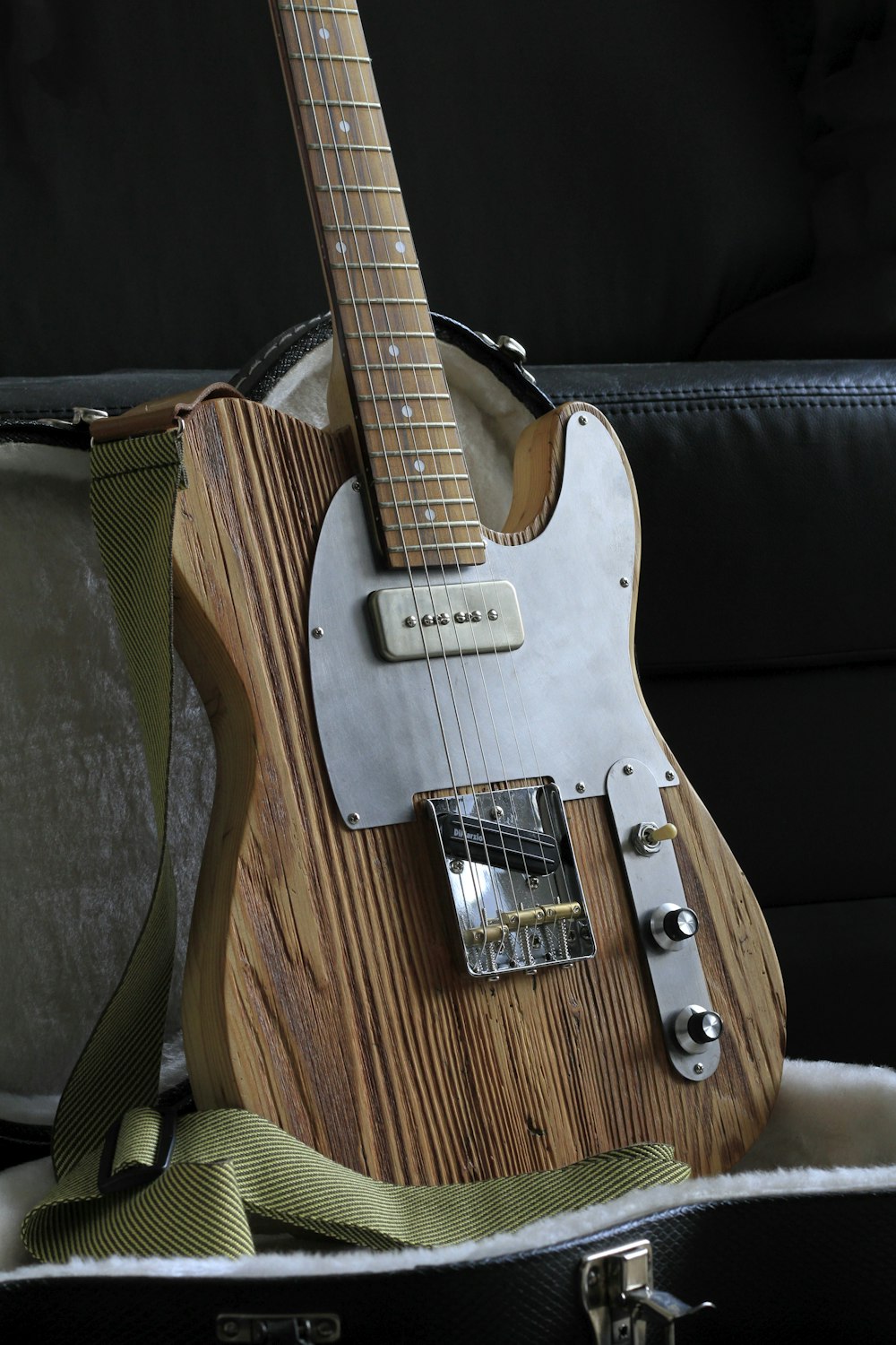guitarra elétrica stratocaster marrom e branca