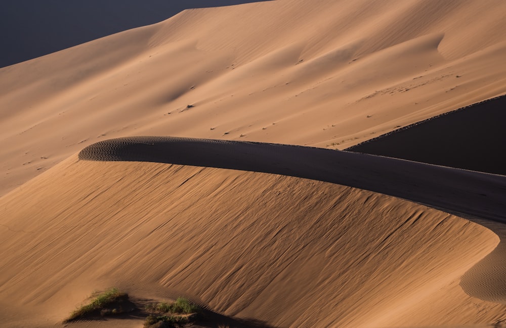 사막 한가운데있는 큰 모래 언덕