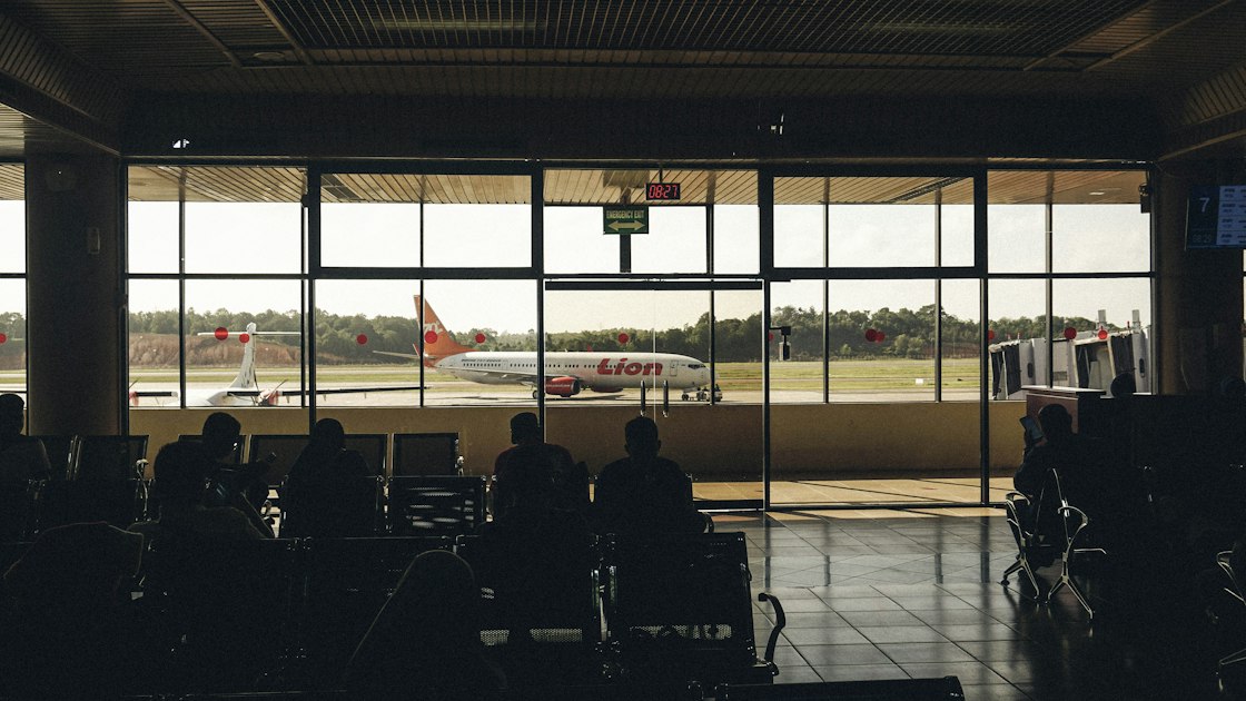 Painel de embarque de aeroporto exibindo voos atrasados e cancelados