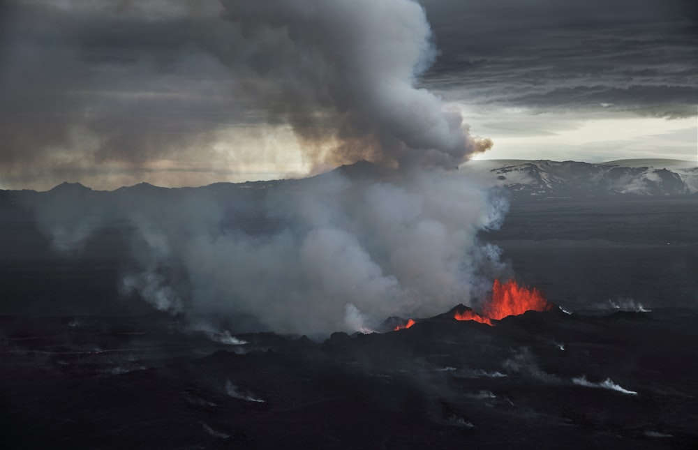 Nuages blancs au-dessus de la montagne noire