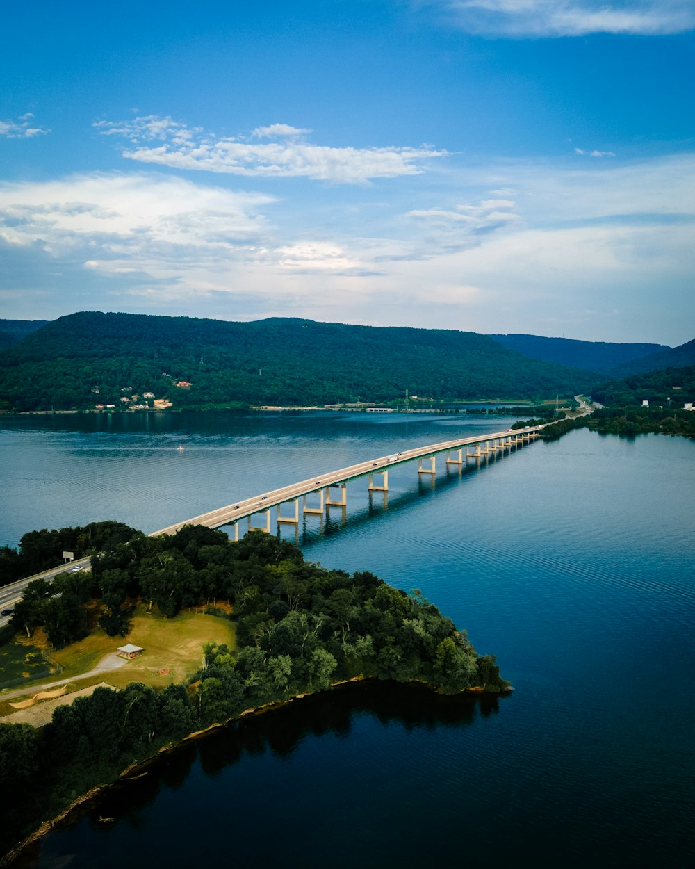 Pont blanc et noir au-dessus de la rivière sous le ciel bleu pendant la journée