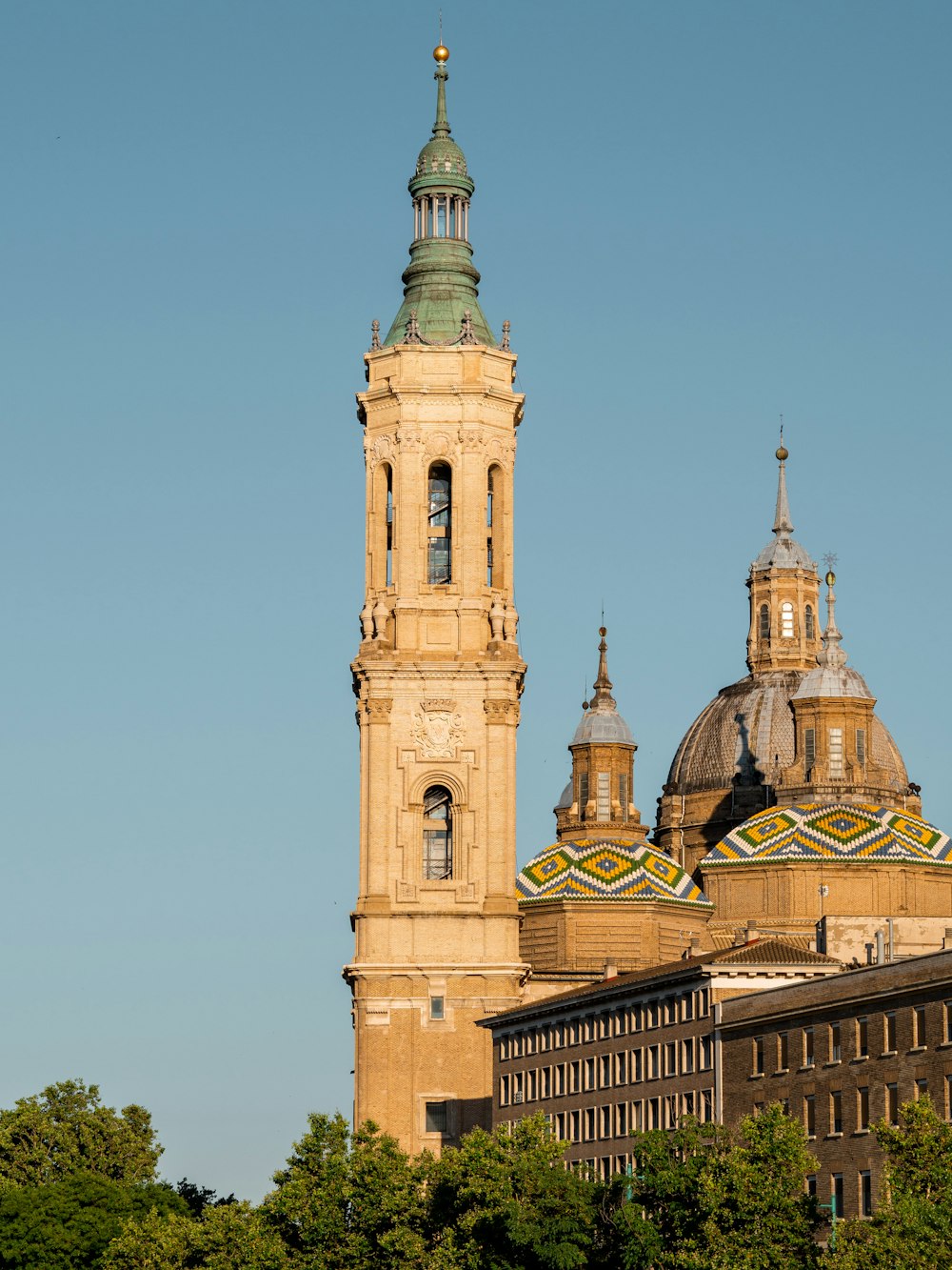 Braun-weißes Betongebäude unter blauem Himmel tagsüber