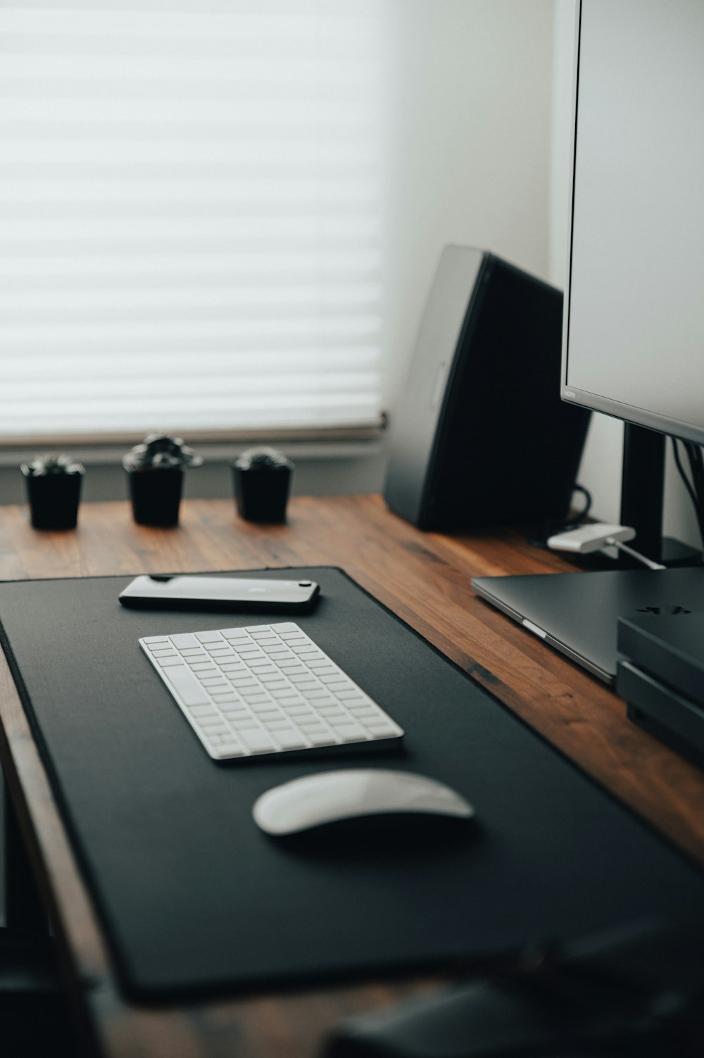 silver imac on black wooden table