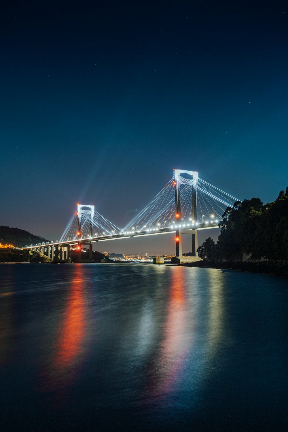 ponte do portão dourado durante a noite