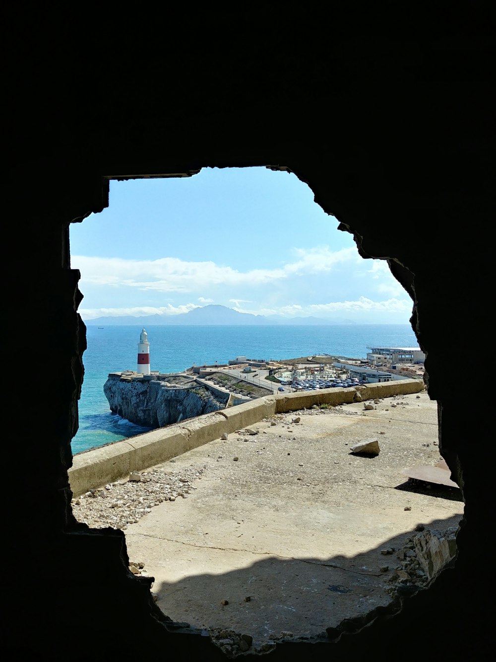 persone che camminano sulla spiaggia durante il giorno