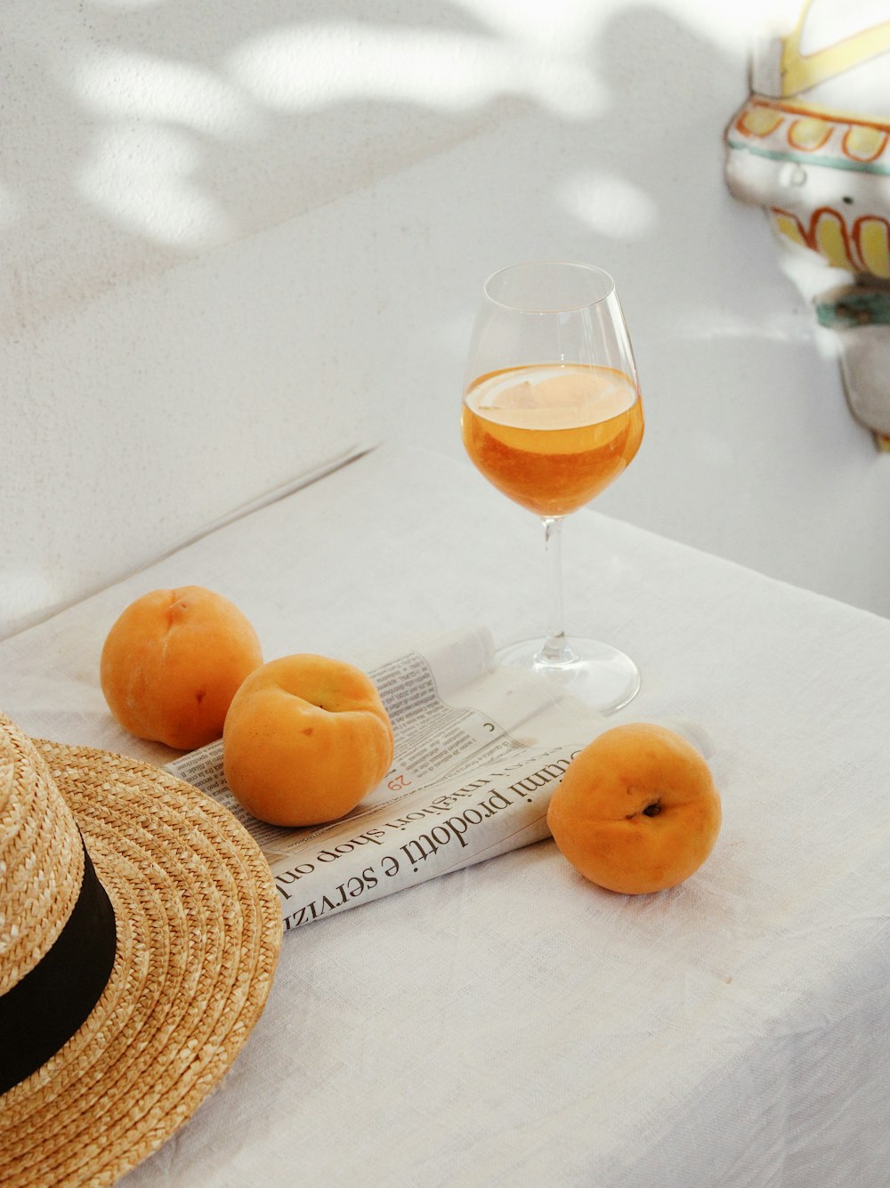 투명한 와인 잔 옆에 오렌지 과일