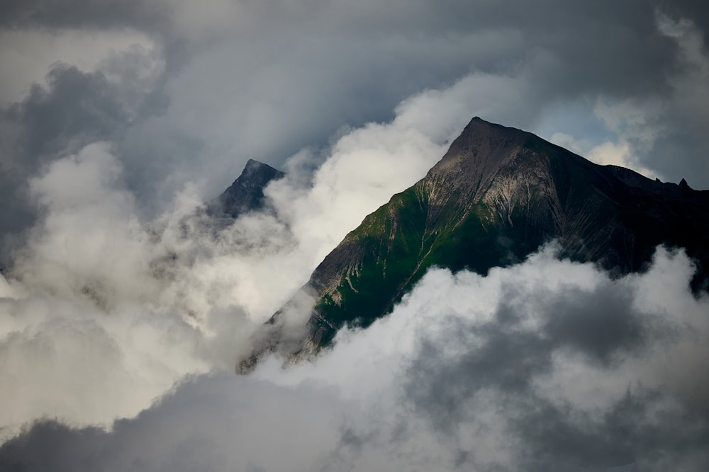 montanha verde sob nuvens brancas