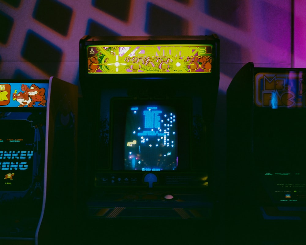 máquina de arcade preta e vermelha