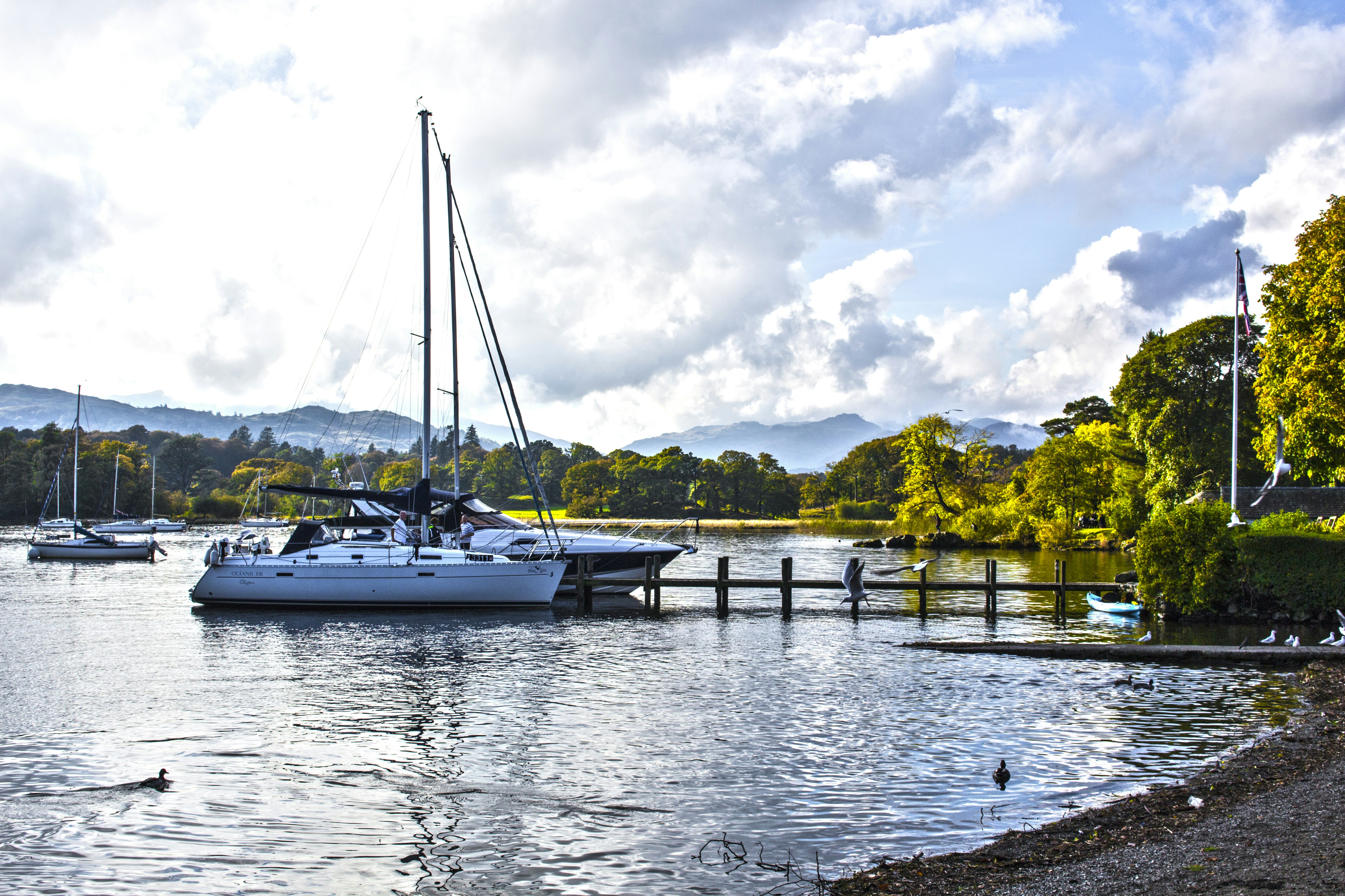 Paysage paisible avec un bateau blanc sur un lac dans le Lake District