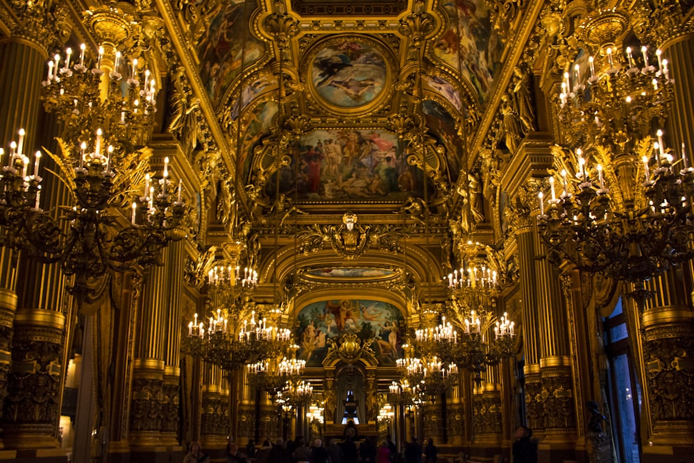 interior da catedral de ouro e branco