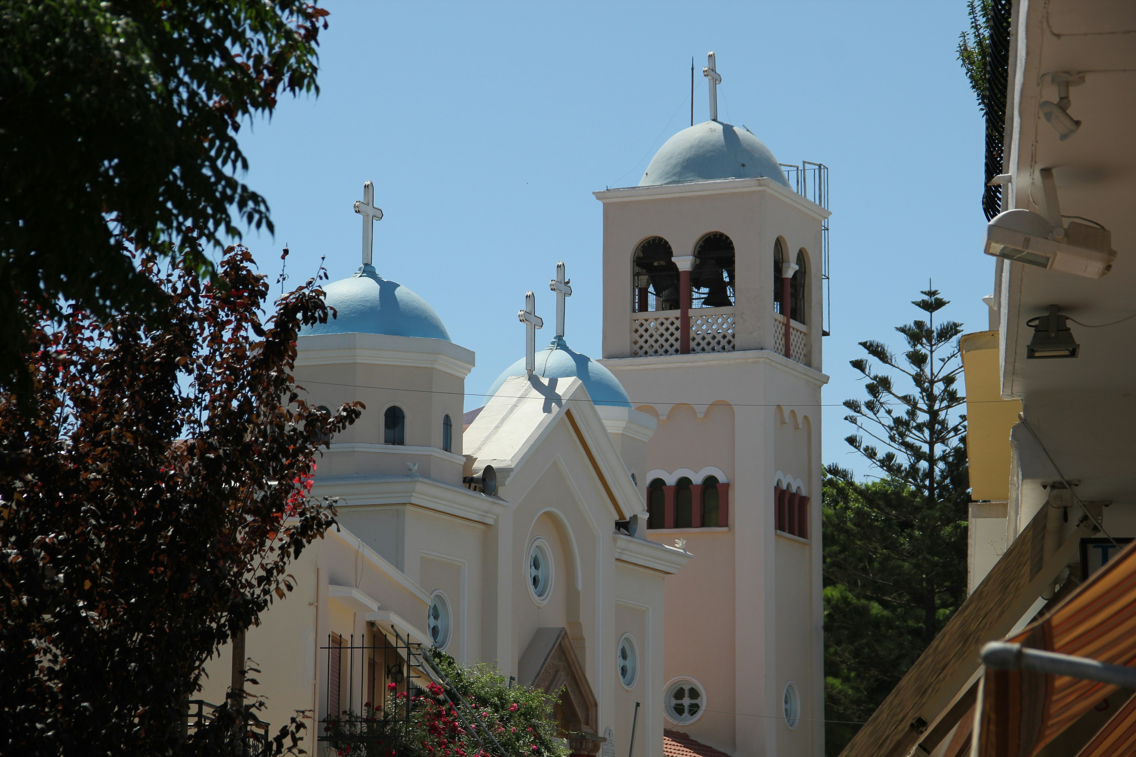 un panorama con una chiesa bianca e azzurra dell'isola di kos, ecco le informazioni e i consigli per una vacanza a kos