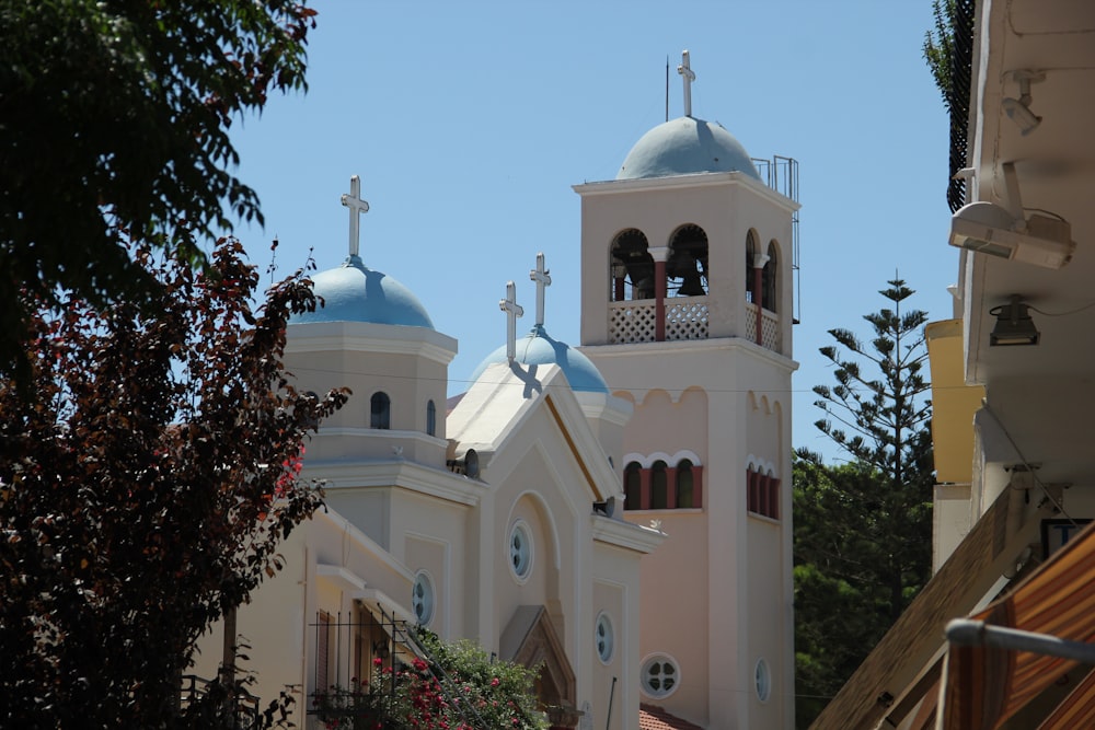 λευκό και καφέ βυζαντινό εκκλησάκι
