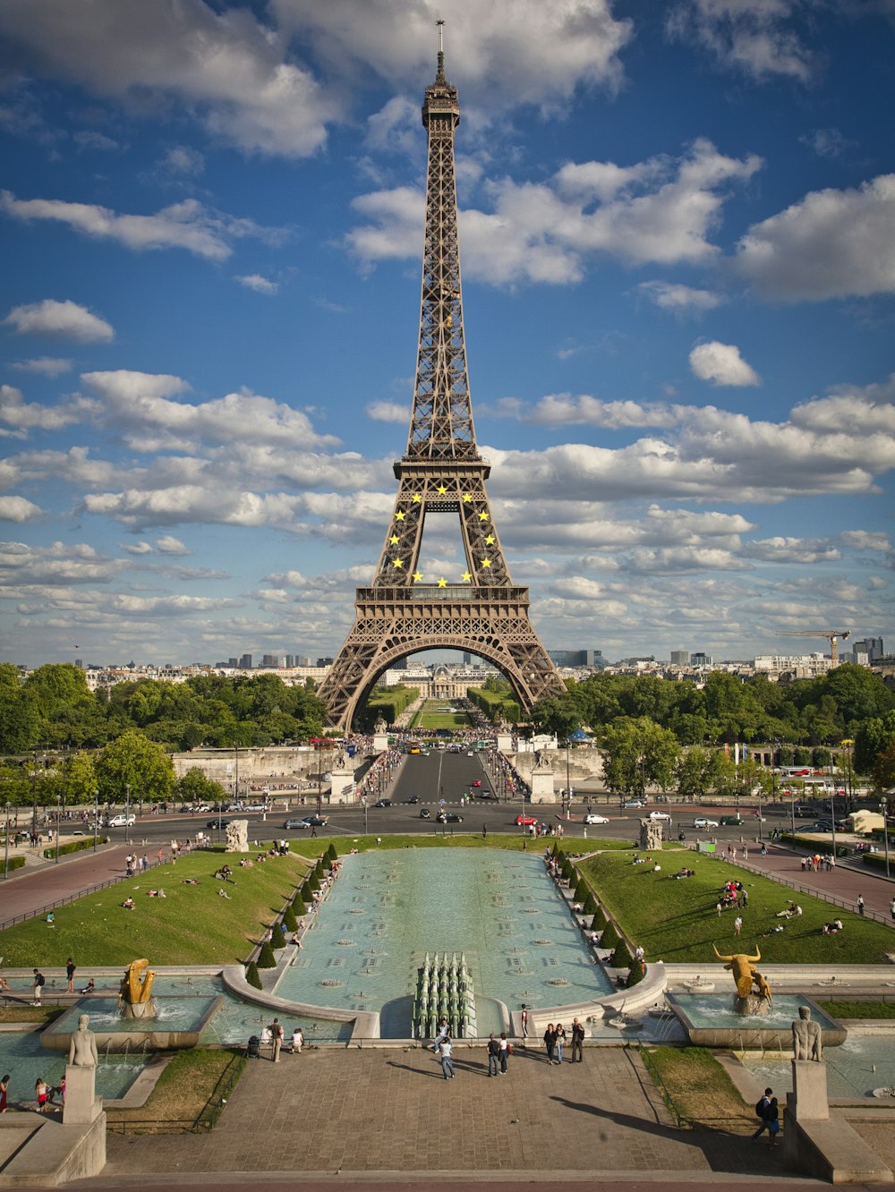 Torre Eiffel bajo el cielo azul y las nubes blancas durante el día