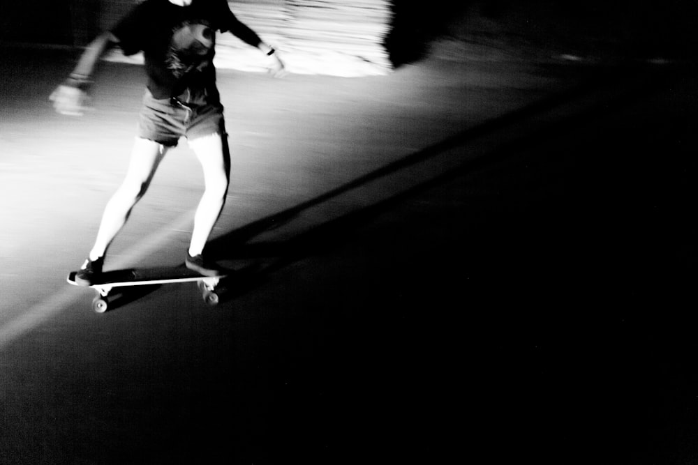 Mujer con camisa blanca y pantalones cortos caminando por la playa