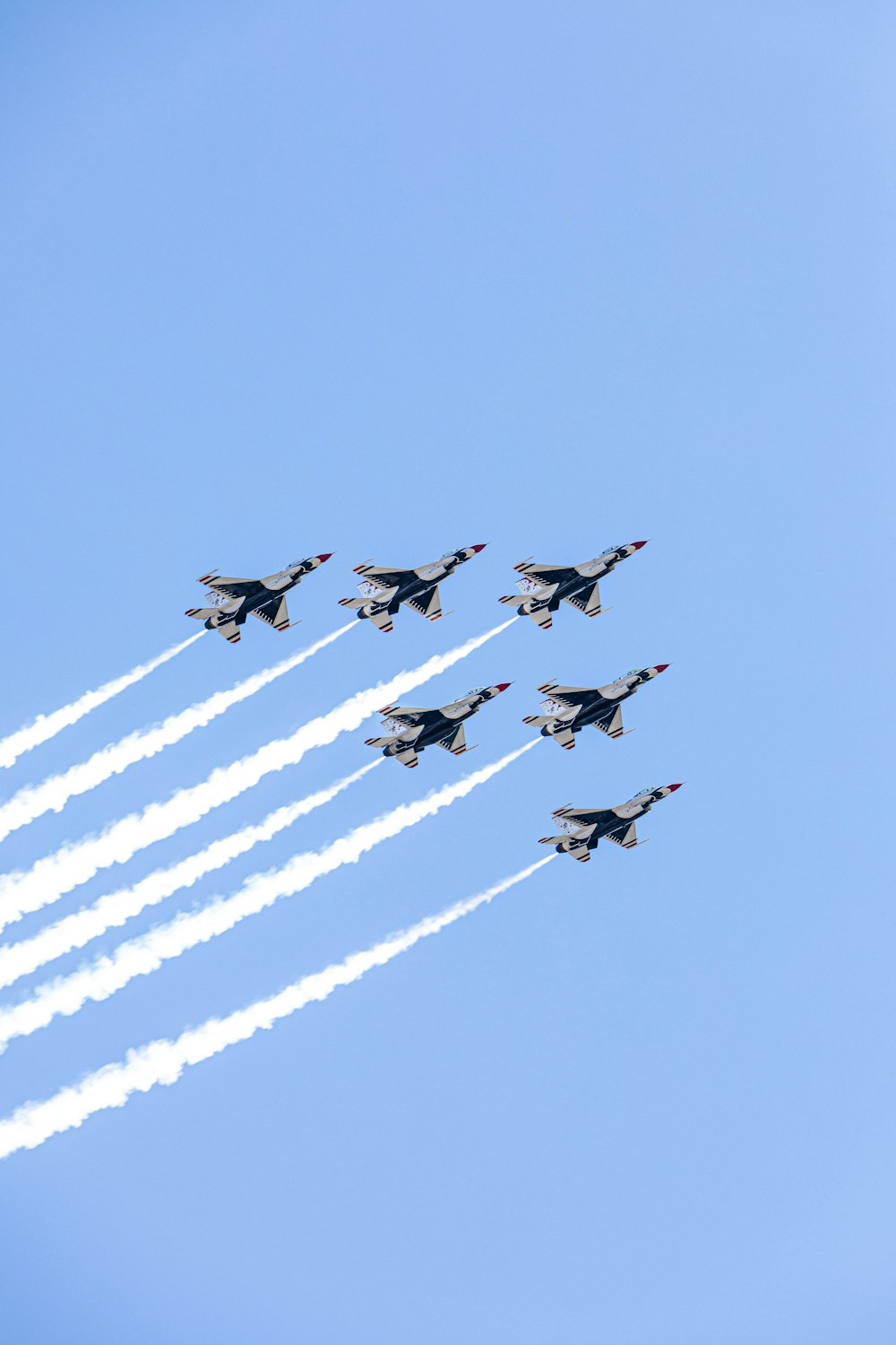 avião de combate no céu