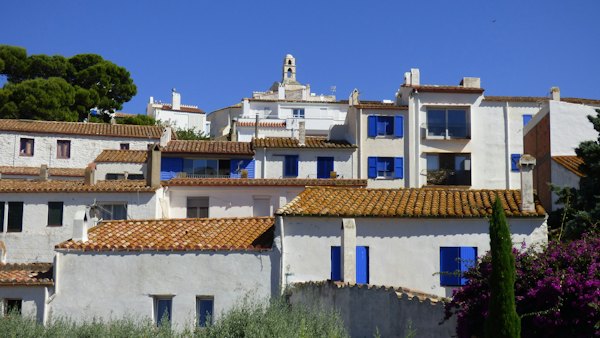 Whitewashed houses with blue shutters — Cadaqués, Spain