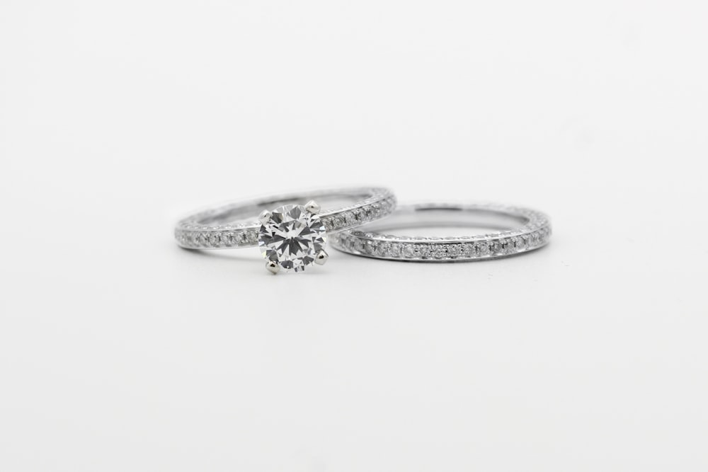 anello in argento tempestato di diamanti su superficie bianca
