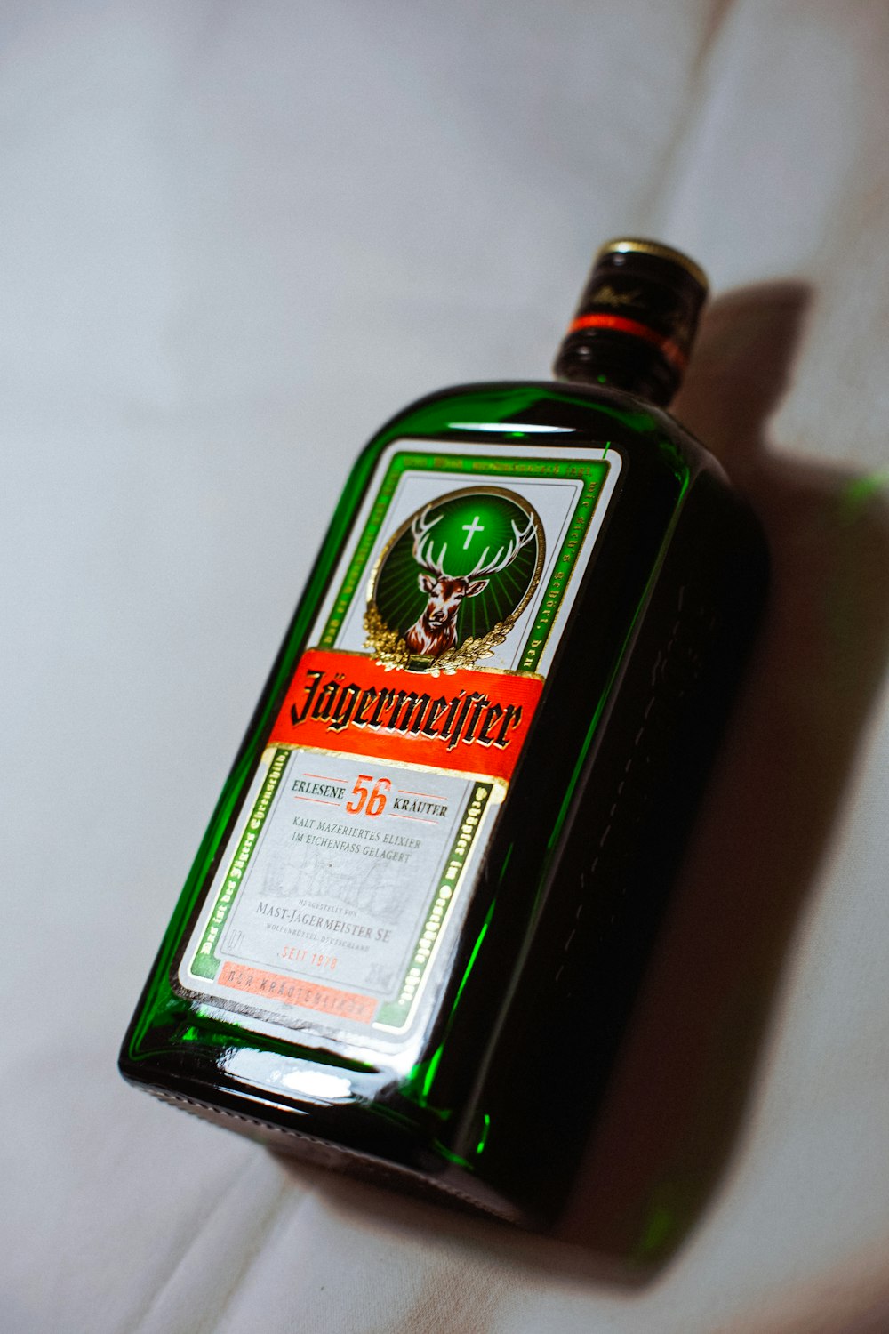 grün-weiß etikettierte Flasche