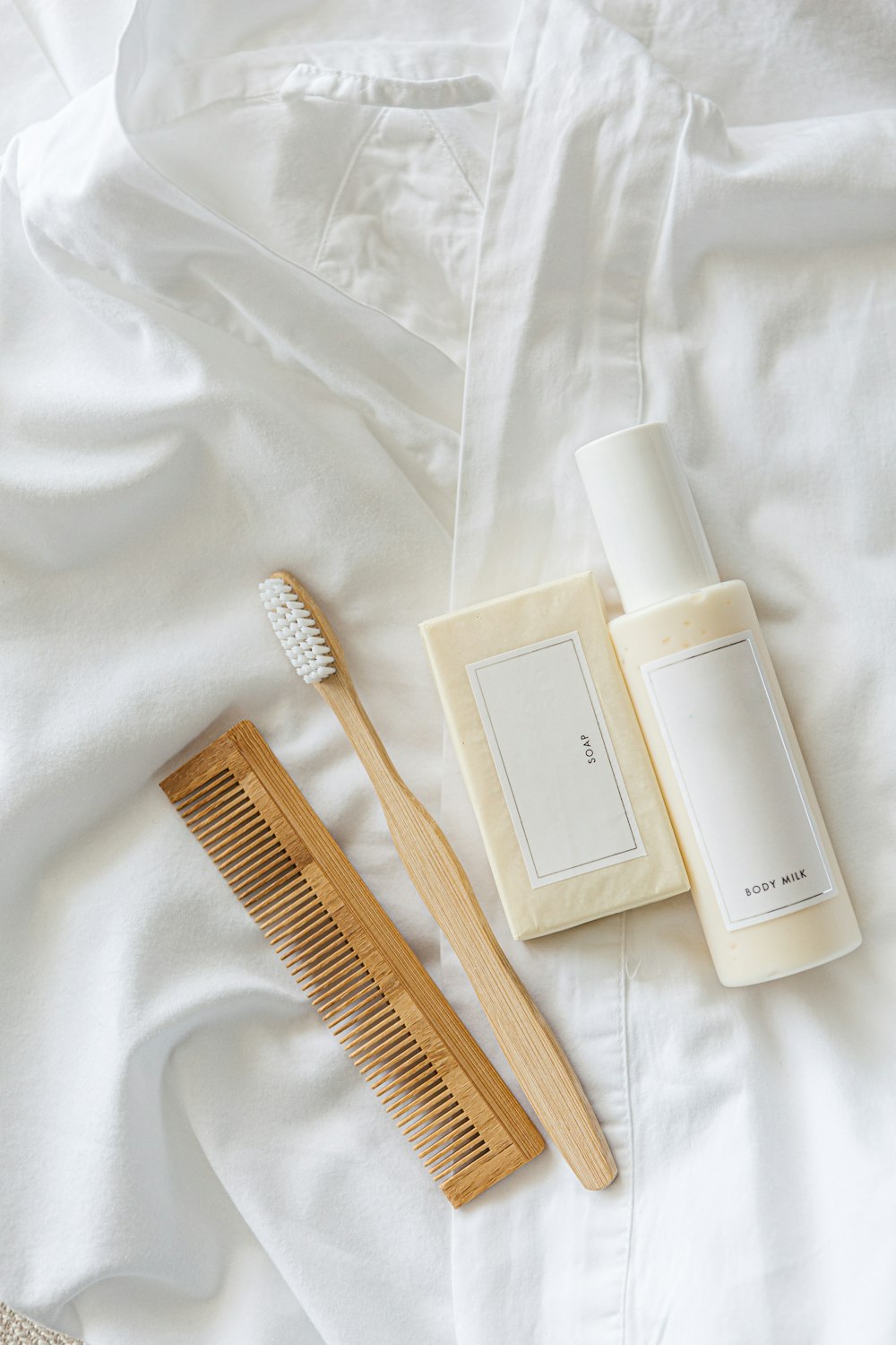 escova de cabelo branca e castanha em tecido branco