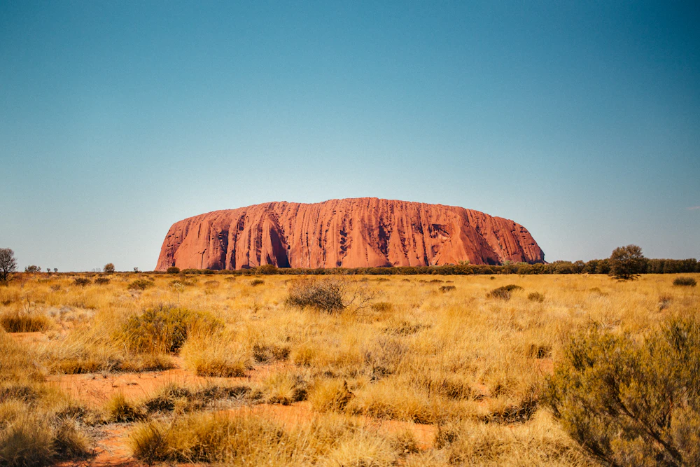 Uluru al atardecer tiñéndose de rojo intenso