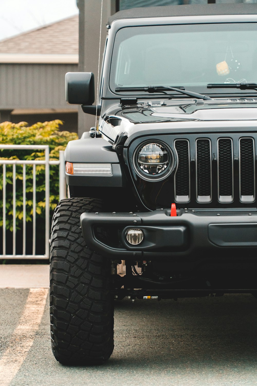 Schwarzer Jeep Wrangler tagsüber unterwegs