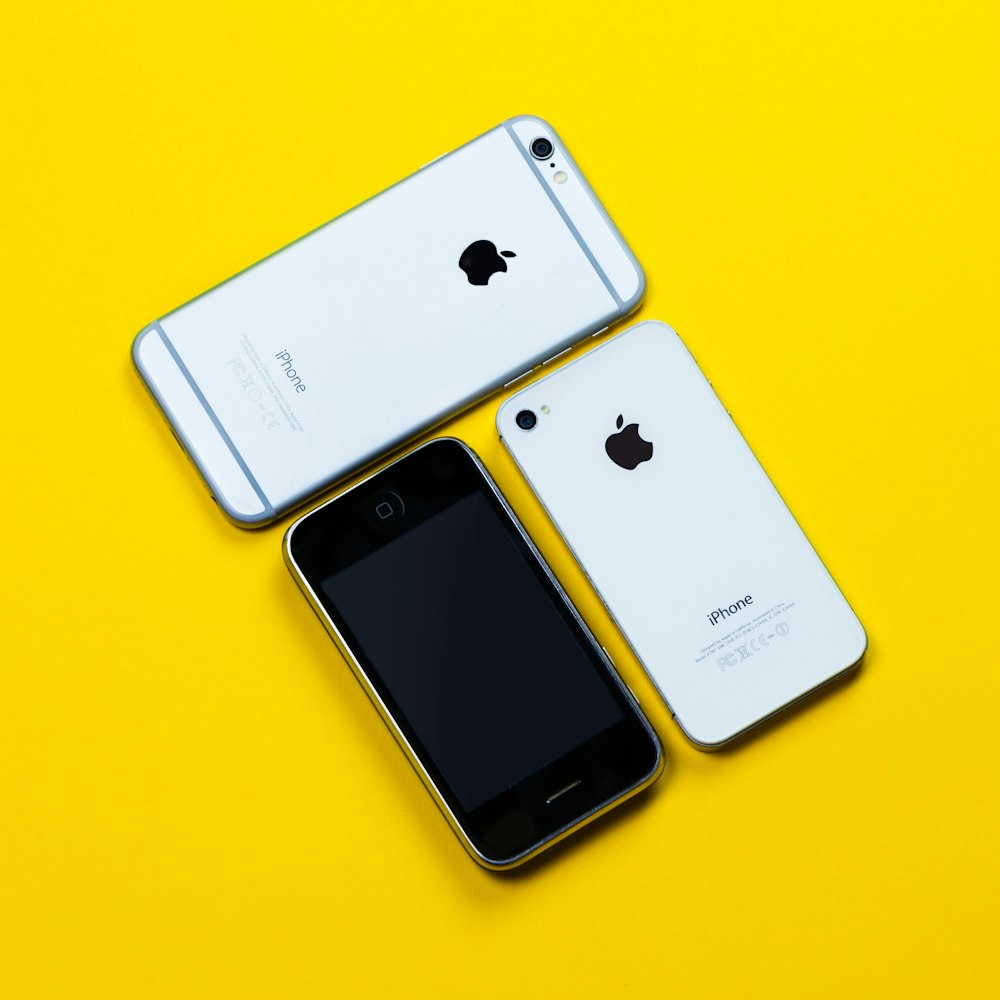 iphone branco 4 ao lado do iphone 4 preto