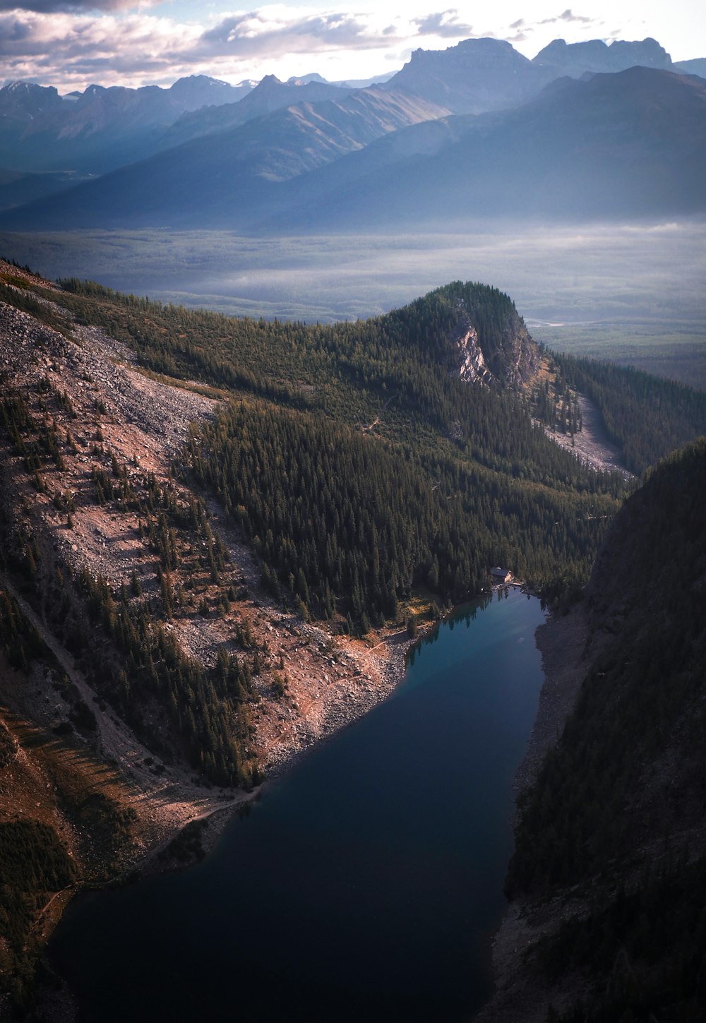 Veduta aerea del lago tra le montagne durante il giorno