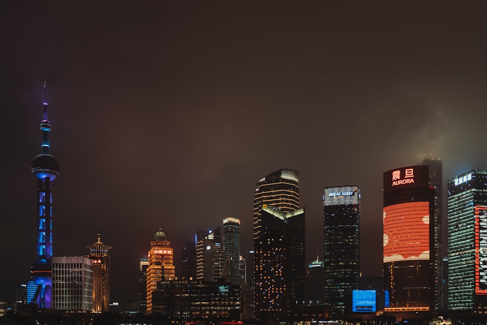 Skyline der Stadt bei Nacht