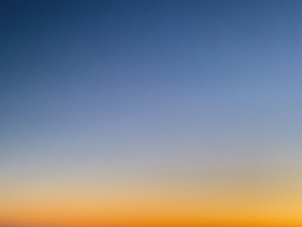 céu azul e nuvens brancas durante o pôr do sol