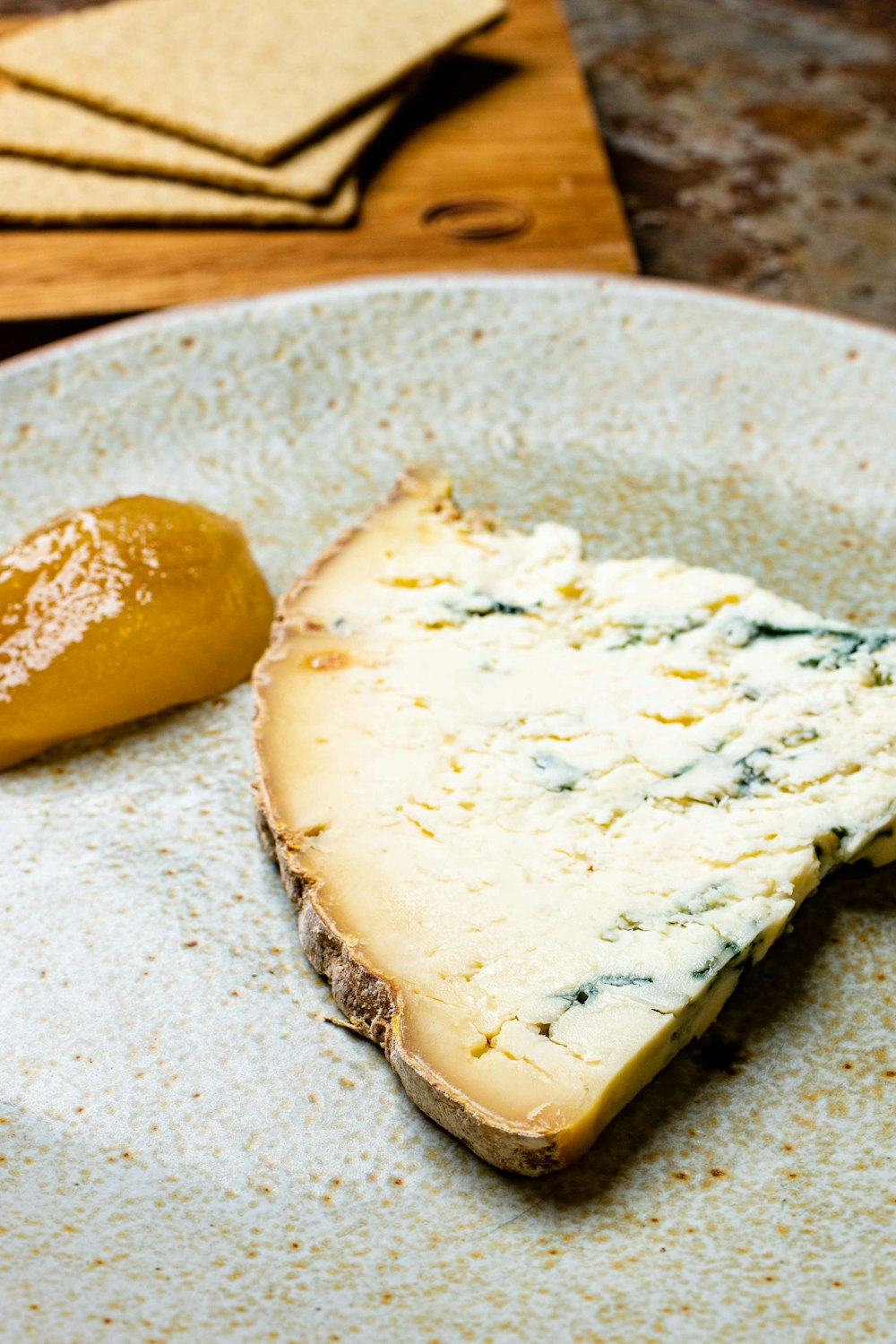 Pane a fette su piatto di ceramica bianca