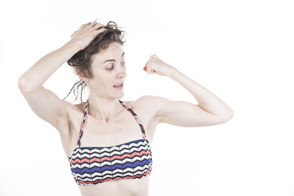 Femme en haut de bikini rouge et blanc