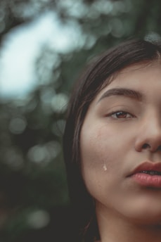 womans face in close up photography