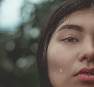 womans face in close up photography