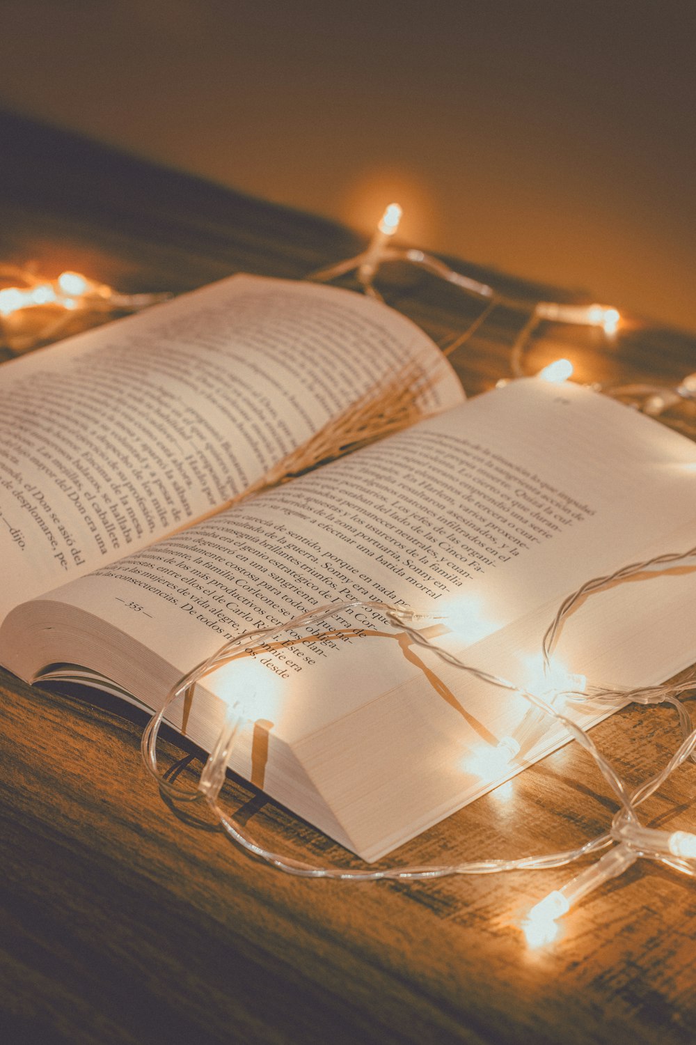 Page de livre blanc avec collier en argent