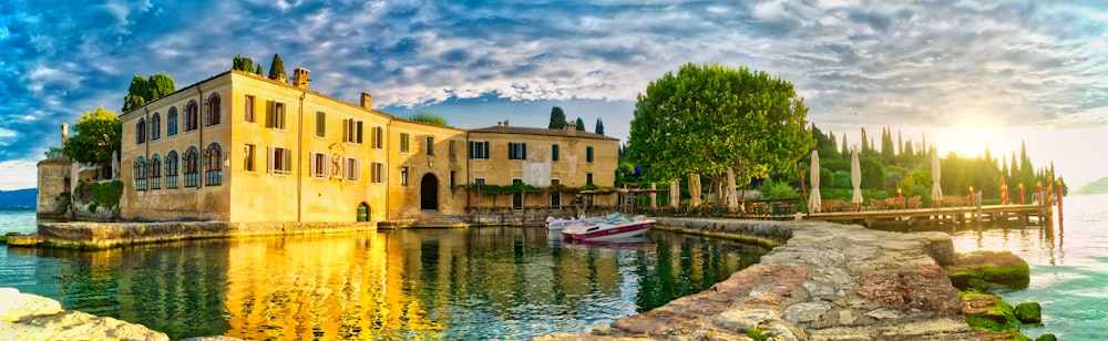 Barca bianca e rossa sul fiume vicino agli alberi verdi durante il giorno