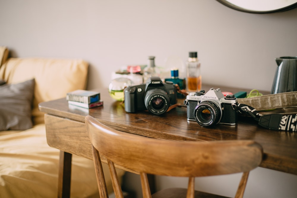 Appareil photo noir et argent sur table en bois marron