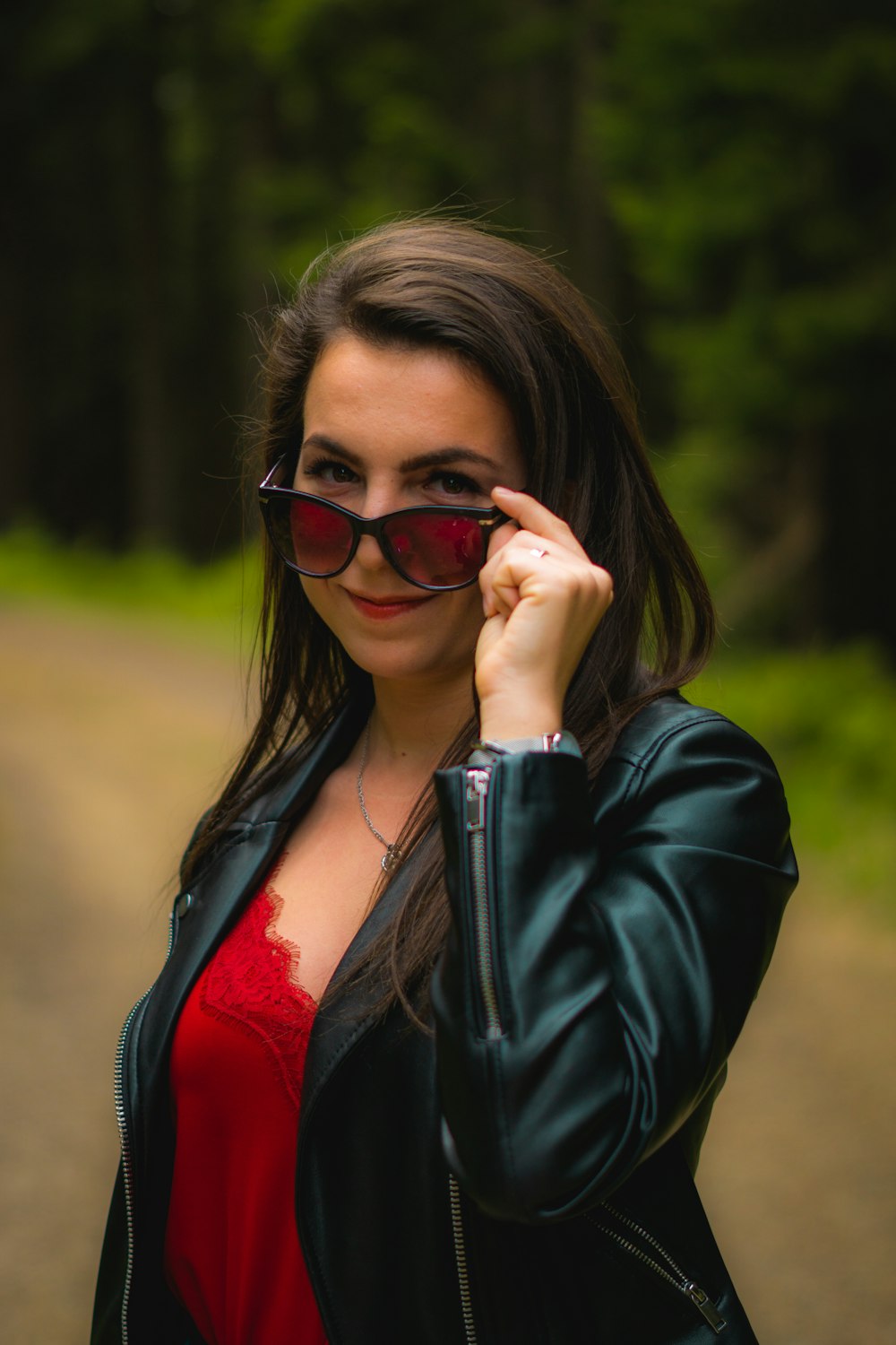 Foto Mujer con chaqueta de cuero negro y gafas de sol con montura roja –  Imagen Vestir gratis en Unsplash