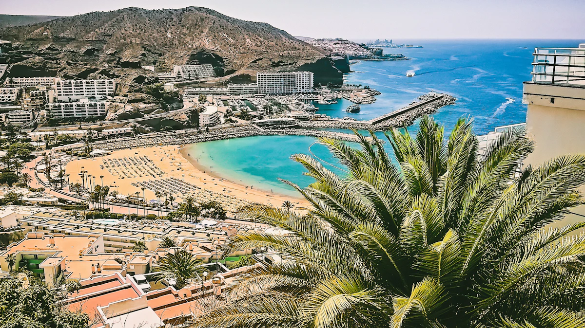 Amadores, Gran Canaria - plaja cu palmieri langa Puerto Rico