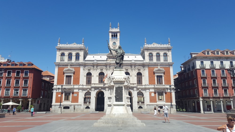 Edificio in cemento bianco e marrone sotto il cielo blu durante il giorno