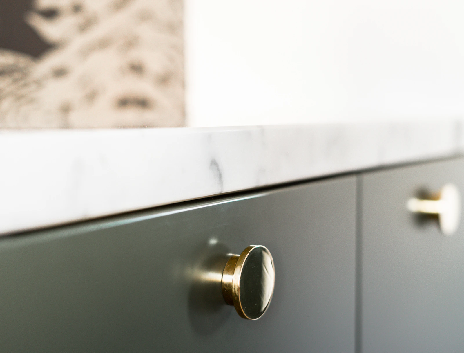Handleless lacquer fronts and brass hardware